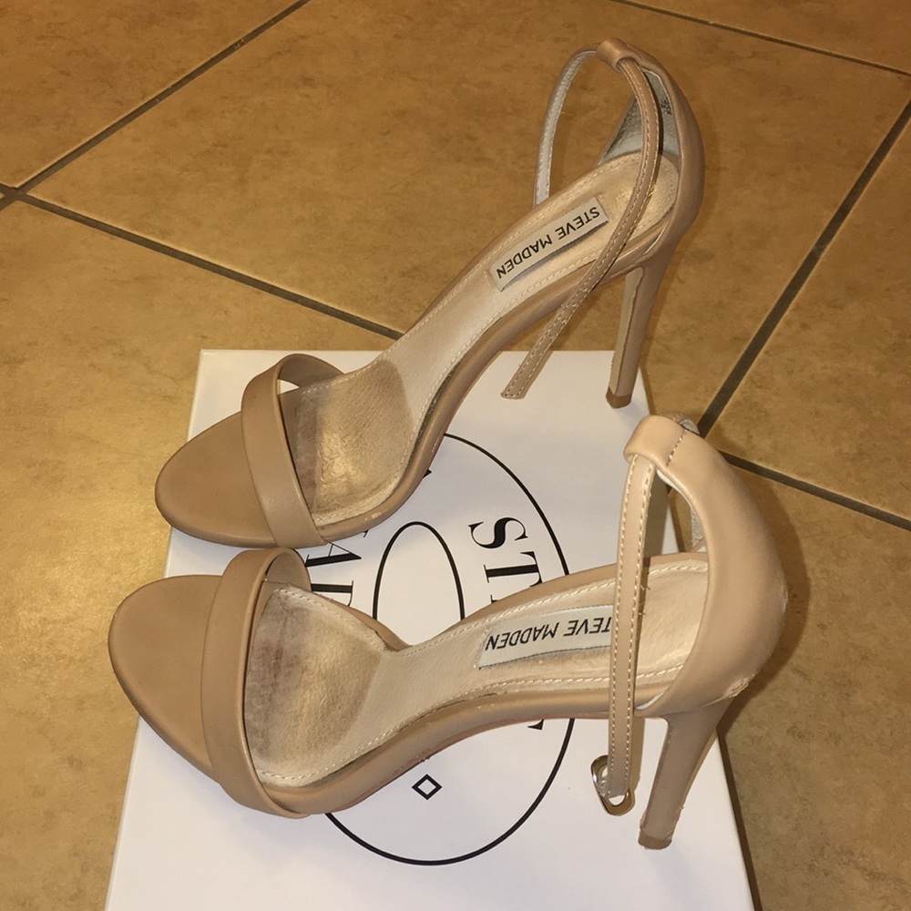 Trendy, classy Steve Madden, Natural. Ankle Strap